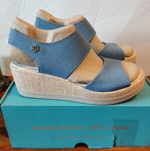 BZEES Reveal Women's Wedge Sandals Size 8.5 Medium NIB